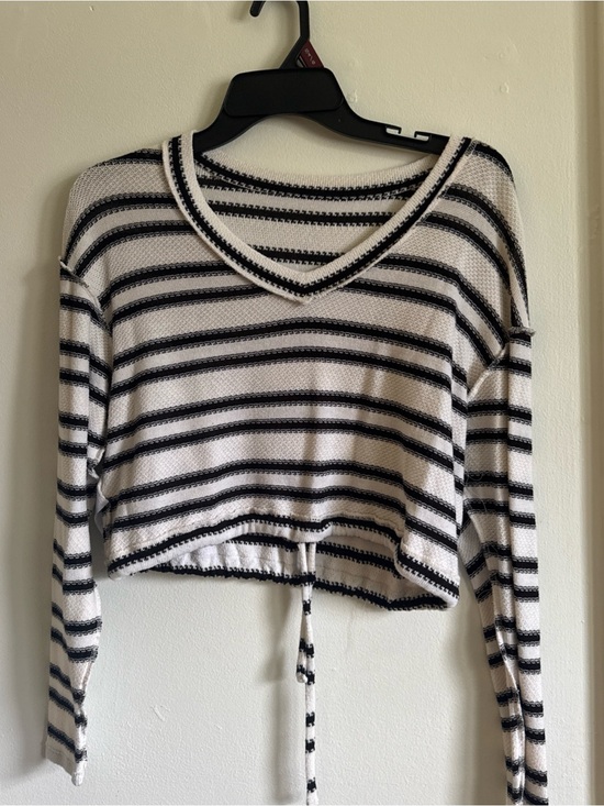 Tops - Striped V-Neck Long Sleeve Crop Top - White & Black